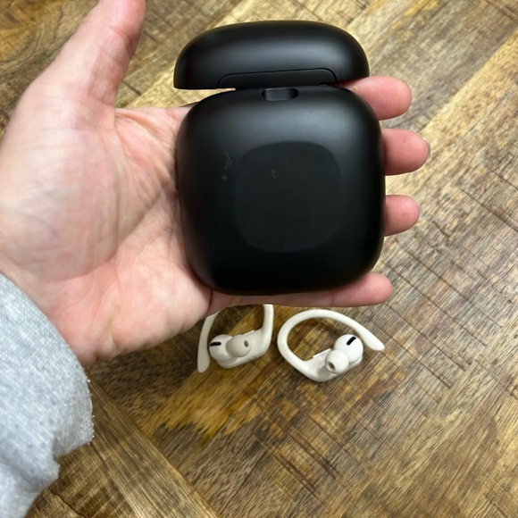 Powerbeats Pro Totally wireless headphones. Ivory. - Picture 7 of 10